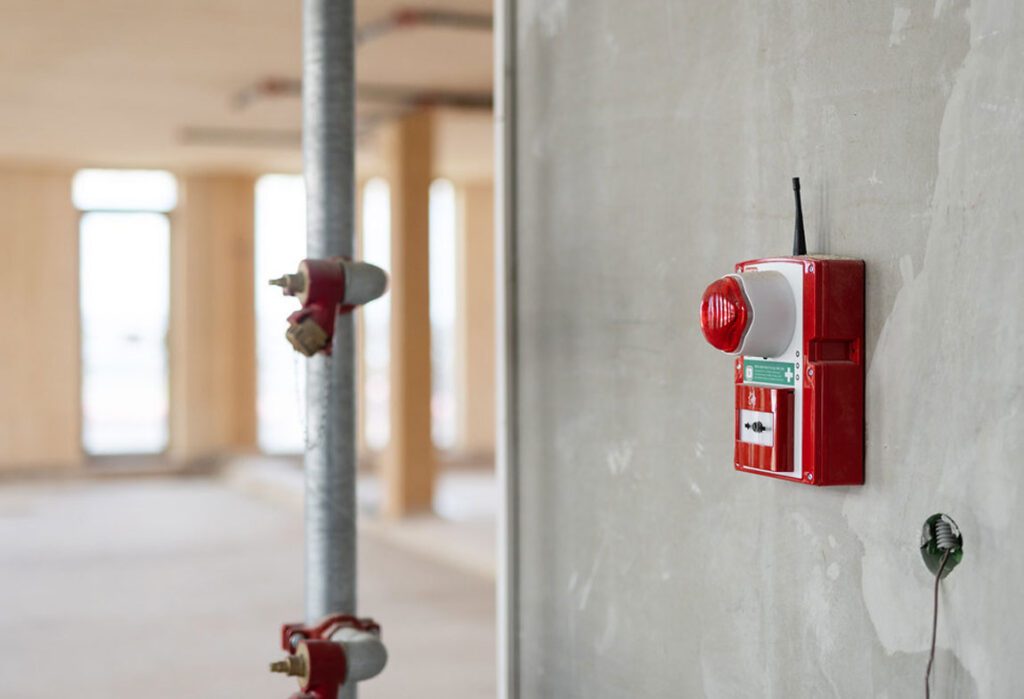 Wat is een handbrandmelder en waar moet deze aan voldoen?